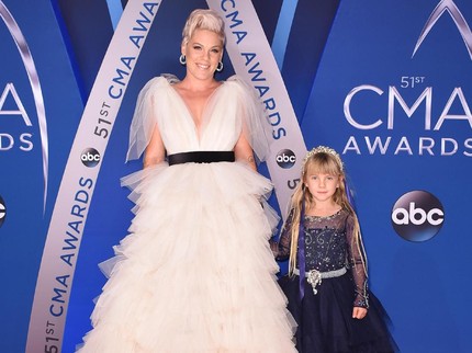 Pink Bagikan Tips Parenting ke Drew Barrymore Sembari Menahan Tangis, Ternyata..