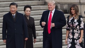 Diplomasi Melania Trump Lewat Gaun Motif Bunga Saat ke China