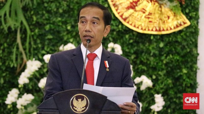 Presiden Jokowi yang satu tahun lalu menghadiri aksi 212 lebih memilih menghadiri perayaan hari Guru Nasional di Bekasi dan absen di Reuni Akbar Alumni 212.