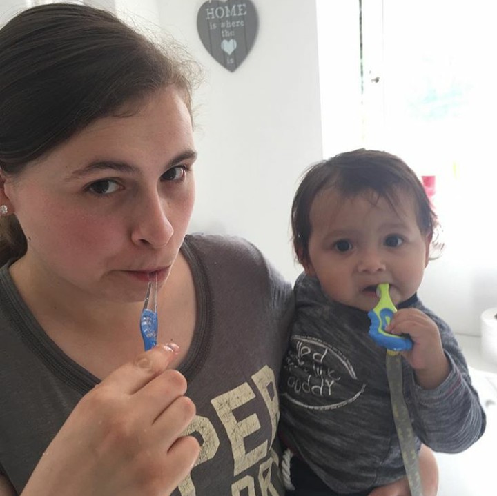 <p>Meskipun gigi anaknya baru satu, Bunda yang satu ini tetap mengajaknya gosok gigi.  ( Foto: Instagram @nataliecompton91)</p>