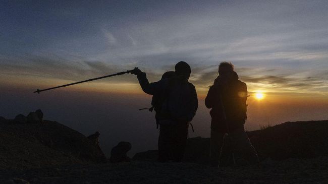 Suasana matahari terbit dari area Pasar Bubrah, Taman Nasional Gunung Merapi, Boyolali, Jawa Tengah, Sabtu (21/10). ANTARA FOTO/Hendra Nurdiyansyah/17.