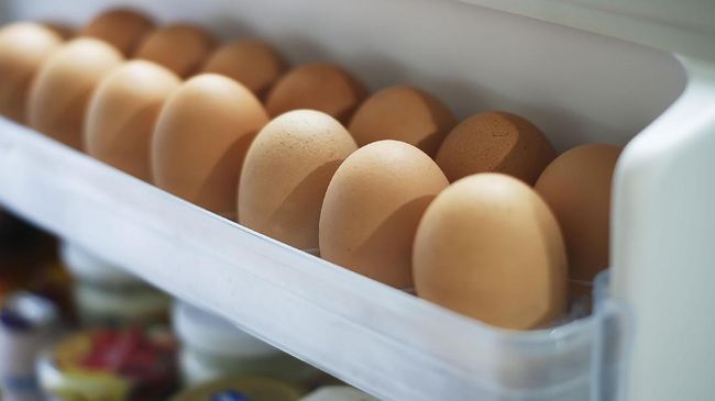Telur biasanya disimpan di rak bagian pintu lemari es. Jangan ulangi kebiasaan ini agar telur tak mudah busuk. 