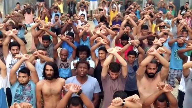 Kepolisian Papua Nugini menutup kamp pengungsi yang didirikan Australia di Pulau Manus, Kamis (23/11), memaksa ratusan imigran untuk pergi.