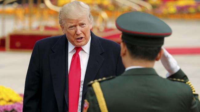 Presiden AS Donald Trump tak terima diejek tua oleh pemimpin Korea Utara Kim Jong-un. Trump lantas balas menyindir Jong-un lelaki pendek dan gendut.