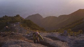 FOTO: Mendaki Gagahnya Gunung Merapi