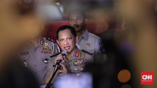 Kapolri menilai, ada kekosongan hukum lantaran pembatalan status tersangka, sementara pengenaan status cegah sudah sesuai aturan.