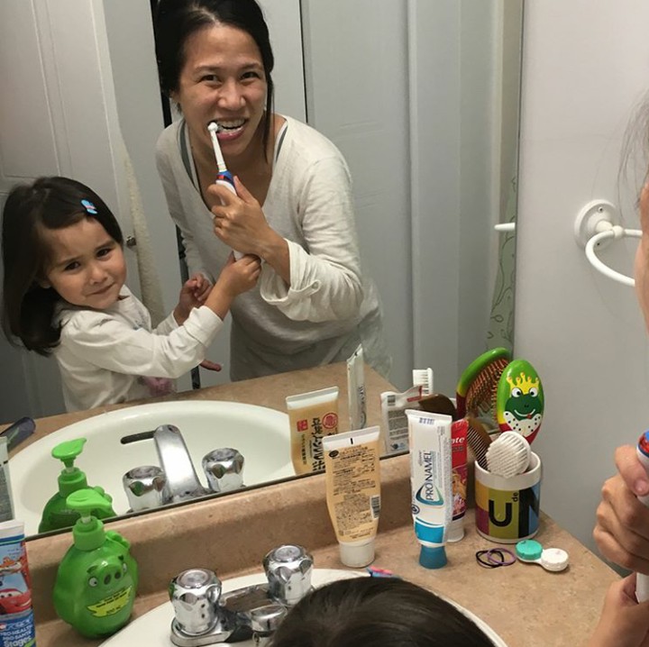 <p>"Sebentar ya Nak, Bunda belum selesai,"  ( Foto: Instagram @liakuoouleon)</p>