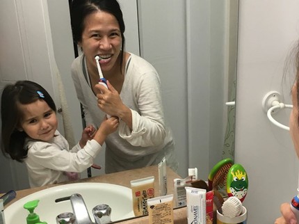 Gemasnya Saat si Kecil Gosok Gigi Bersama Ayah dan Bunda