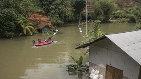 Tim SAR Evakuasi 92 Warga Korban Banjir Pamanukan Subang