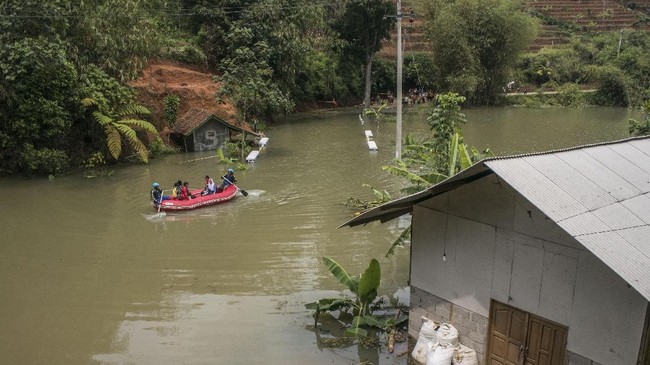 Tim SAR gabungan mengevakuasi 92 orang korban banjir di Kecamatan Pamanukan, Kabupaten Subang, Jawa Barat, pada Selasa (9/2).