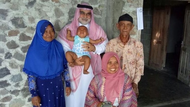 Dubes Arab Saudi memberikan hadiah naik haji bagi Sri Lestari dan kedua orang tuanya atas kegigihan aktivis difabel itu yang menginspirasi sesamanya.