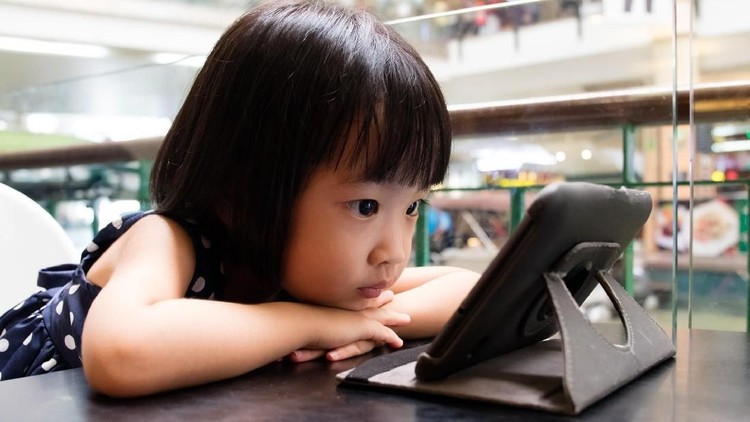 Berikut tips dan saran dari psikolog agar anak terbiasa minta izin saat bermain gadget.