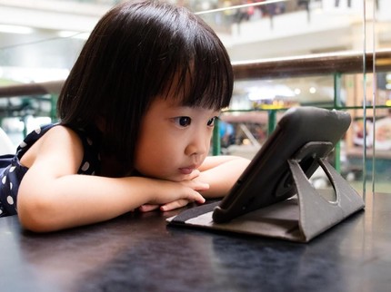 Menghadapi si Kecil yang Minta Main Handphone Saat Liburan
