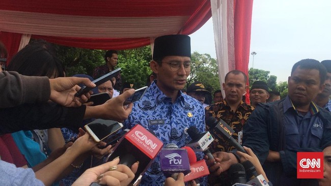 Wagub DKI Sandiaga Uno menjadi inspektur upacara dalam peringatan Hari Pahlawan di lapangan eks IRTI. Dalam sambutannya, Sandiaga menyinggung revolusi mental.