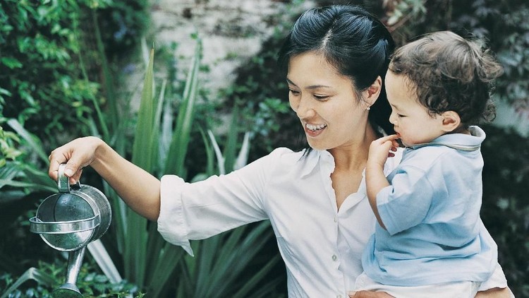 Ada perbedaan ibu-ibu 'jaman old' dan 'jaman now' dalam mengasuh anak. Nah, untuk ibu-ibu 'jaman now' apa aja ya tantangan mengasuh si kecil?