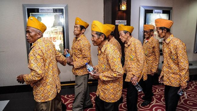 Jokowi Naikkan Dana Kehormatan dan Tunjangan Veteran Presiden Joko Widodo menaikkan tunjangan bagi para veteran dengan pertimbangan peningkatan kebutuhan hidup dan kesejahteraan mereka.