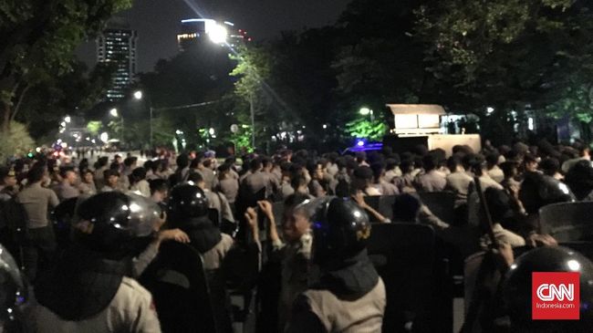 Diultimatum Polisi, Massa Buruh di Istana Bubarkan Diri Massa buruh akhirnya membubarkan diri setelah polisi mengancam akan membubarkan paksa massa bila tetap bertahan di Balai Kota Jakarta.
