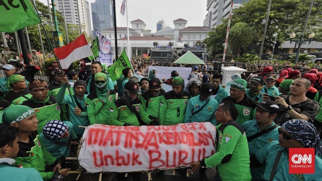 Keputusan pemerintah tak menaikkan upah minimum 2021 atau menetapkan besaran upah sama seperti tahun ini langsung memicu polemik dari kalangan buruh.