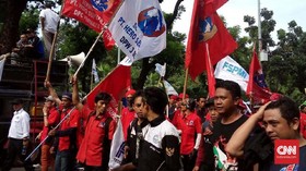 Lewat Batas Waktu, Buruh Masih Bertahan di Balai Kota
