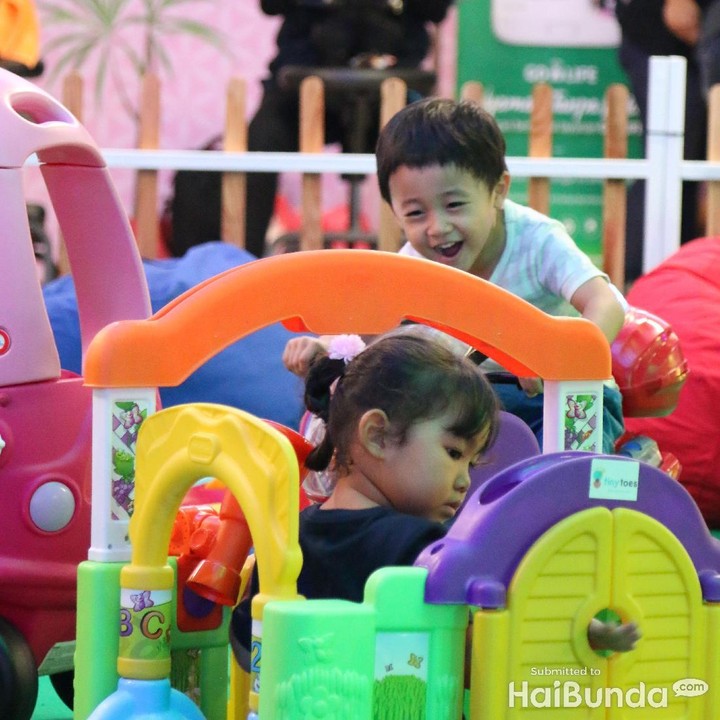 <p>Si kecil yang satu ini lagi ngapain ya? Happy banget.</p>