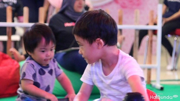 Saat anak bermain di playground, tips ini perlu banget Bunda dan Ayah lakukan.