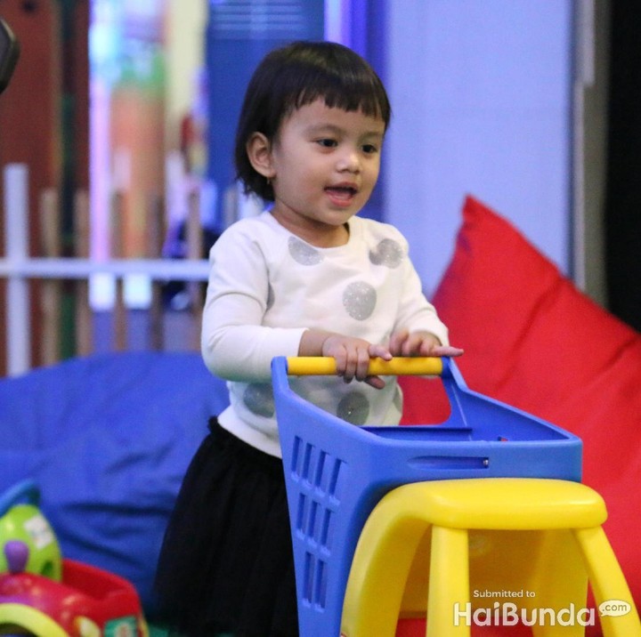 <p>Hmm, gadis cilik yang satu ini kira-kira mau belanja apa ya?  </p>