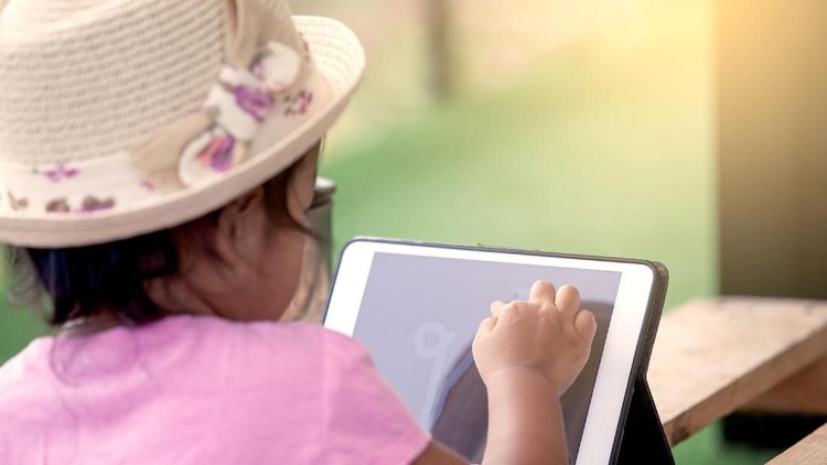 Ayah ini sedih bukan main karena anaknya telanjur kecanduan gadget.