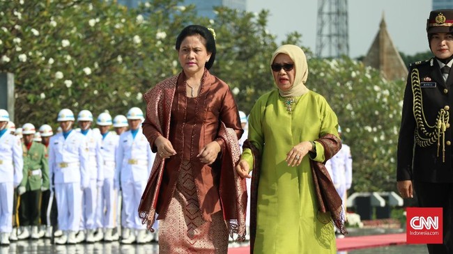 Iriana Jokowi tak bisa melanjutkan kunjungan di NTT karena besannya meninggal dunia. Tugasnya di sana diambil alih oleh Mufidah Kalla.