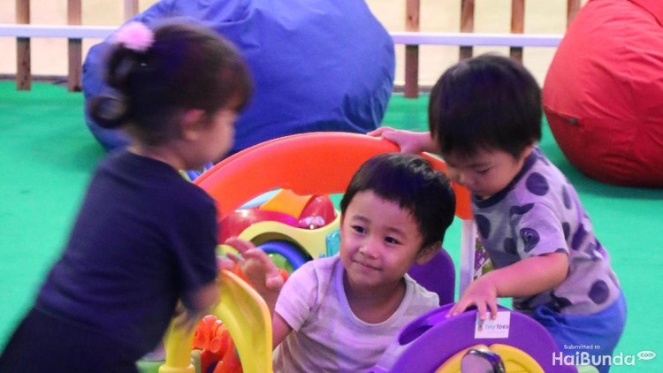 Kalau lagi main sama anak, coba kasih mereka permainana yang menantang, Bun.