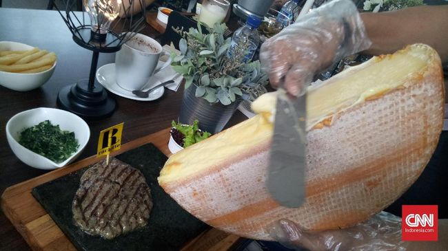 Restoran Willie Brothers menyuguhkan beberapa pilihan dalam menikmati steak dengan aneka lelehan keju dari mulai raclette Swiss hingga mozarella Italia.