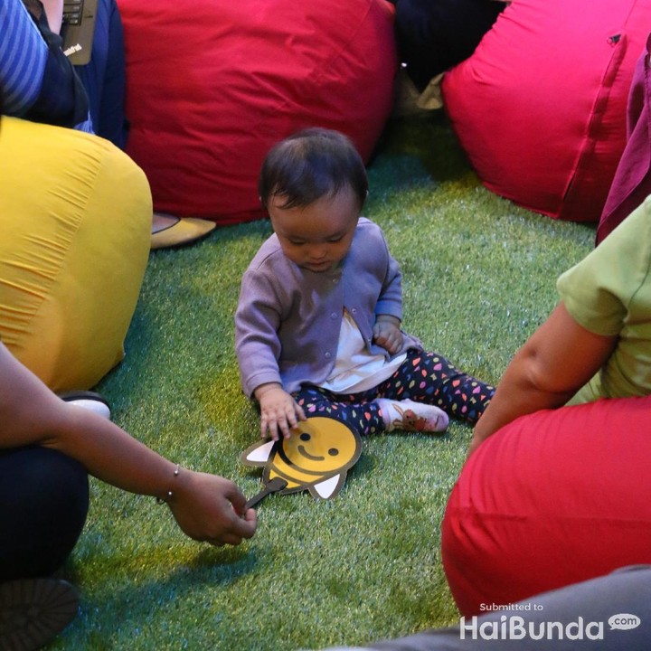 <p>Dikasih kipas mainan bergambar lebah aja udah anteng banget. He-he-he.</p>