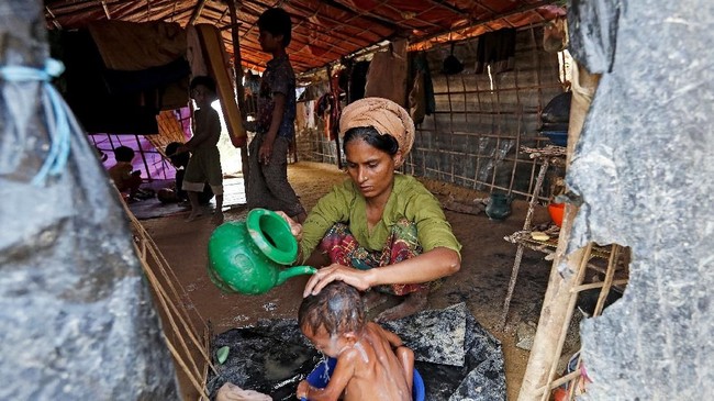 Pemerintah Myanmar menyebut mereka telah memulangkan keluarga Rohingya pertama dari Bangladesh, Sabtu (14/4).