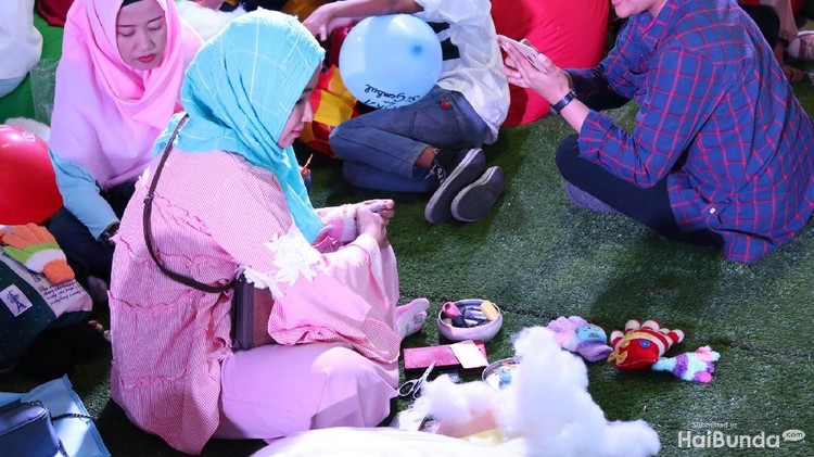 Sarung tangan yang nggak kepake bisa banget lho, Bun, dijadiin mainan buat si kecil berupa boneka.