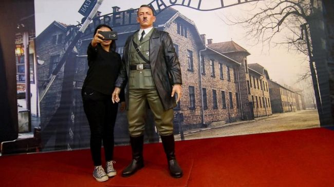 Sebuah museum yang memajang figur lilin Hitler berdiri di depan kamp konsentrasi Auschwithz terpaksa menutup instalasi itu karena dapat banyak kecaman.