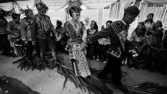 FOTO: Hitam Putih Perkawinan Suku Tertua di Sulawesi