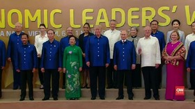 VIDEO: Jabat Tangan Hangat Trump dan Putin di KTT APEC