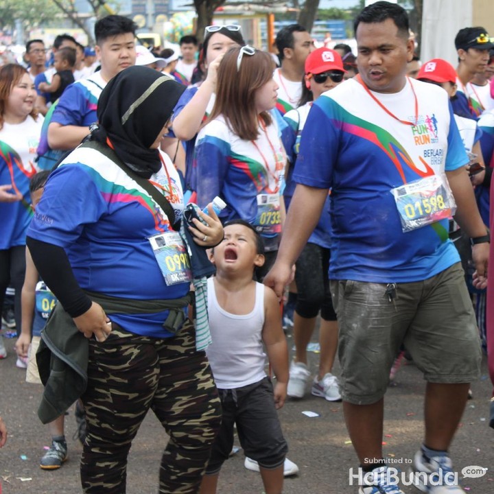 <p>Wah, kenapa nangis, Nak?</p>