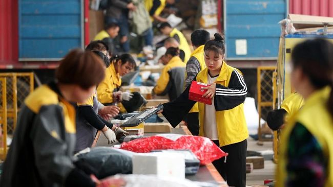 Bukan hanya barang-barang bermerek yang bisa didapatkan penduduk China saat Singles Day, tapi juga pesawat, stempel alis atau sebotol kentut.