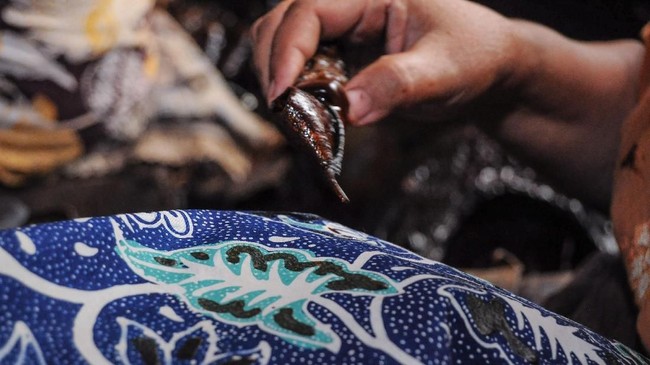 Mahasiswa jurusan Desain Produk di Universitas Esa Unggul mengadakan pameran batik yang diubah jadi produk kreatif.