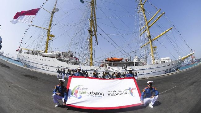 KRI Bima Suci dan KRI Dewa Ruci berlabuh di pelabuhan Sabang dan mempersilakan warga pengunjung Sail Sabang 2017 untuk naik ke atas dek dua kapal TNI AL itu.