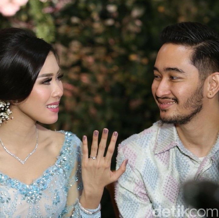 <p>Tak lama setelah pacaran, hubungan keduanya masuk ke jenjang lebih serius. Sebelum menikah, Jeje melamar Syahnaz di depan keluarganya ketika mereka liburan di Italia, Bunda. (Foto: Syahnaz Sadiqah dan Jeje 'Govinda' gelar lamaran/Palevi-detikHOT)</p>