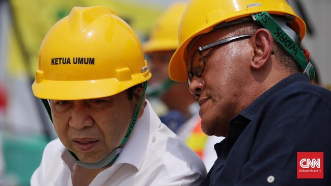 Citra Setnov sudah lekat dengan dugaan korupsi e-KTP. Ia disarankan mundur dari posisi Ketua Umum Partai Golkar demi menyelamatkan partai.