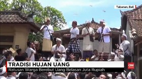 VIDEO: Tradisi Hujan Uang di Bali