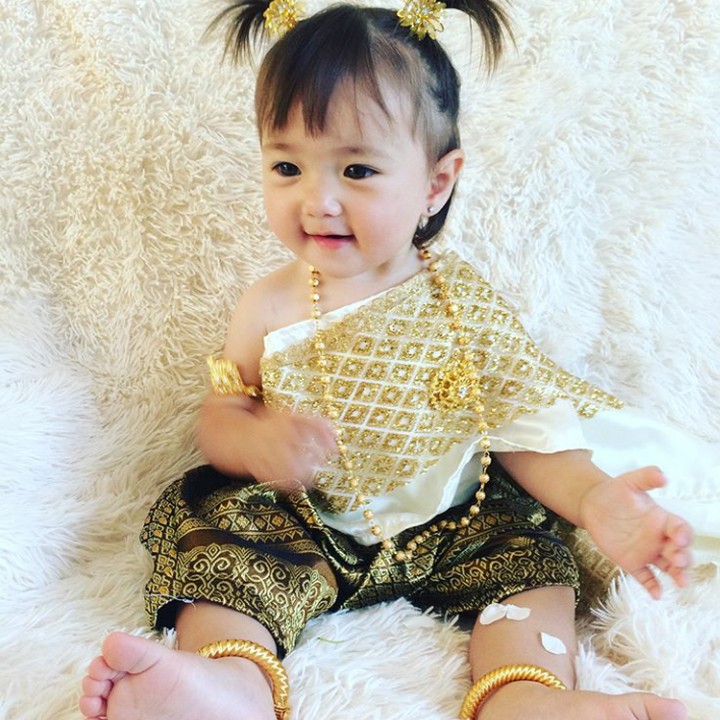 <p>"Aku lagi pakai baju khas Thailand nih, cantik nggak?" (Foto: instagram/ @cutechonemilie)</p>