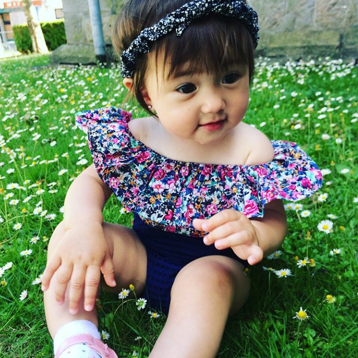 <p>Lucunya Emilie, pakai baju motif bunga dan duduk di antara bunga-bunga. (Foto: instagram/ @cutechonemilie)</p>