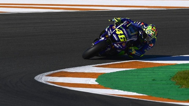Valentino Rossi mengalami kecelakaan dalam sesi tes MotoGP di Valencia, Selasa (14/11) waktu setempat, yang menyebabkan motor YZR-M1 hancur lebur.