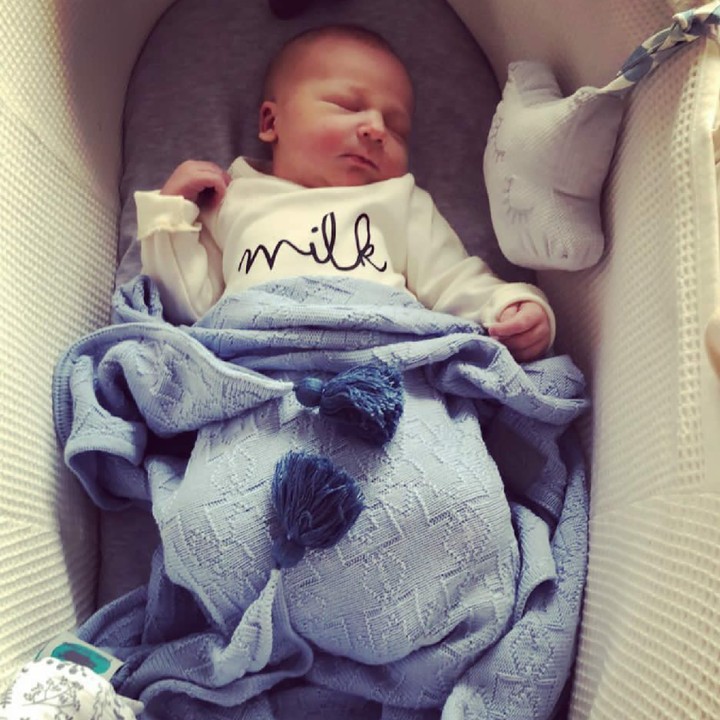 <p>Kalau si kecil lagi tidur gini, bunda bisa lupa gimana sakitnya saat melahirkan ya, he-he-he. (Foto: Instagram/daria__k)</p>