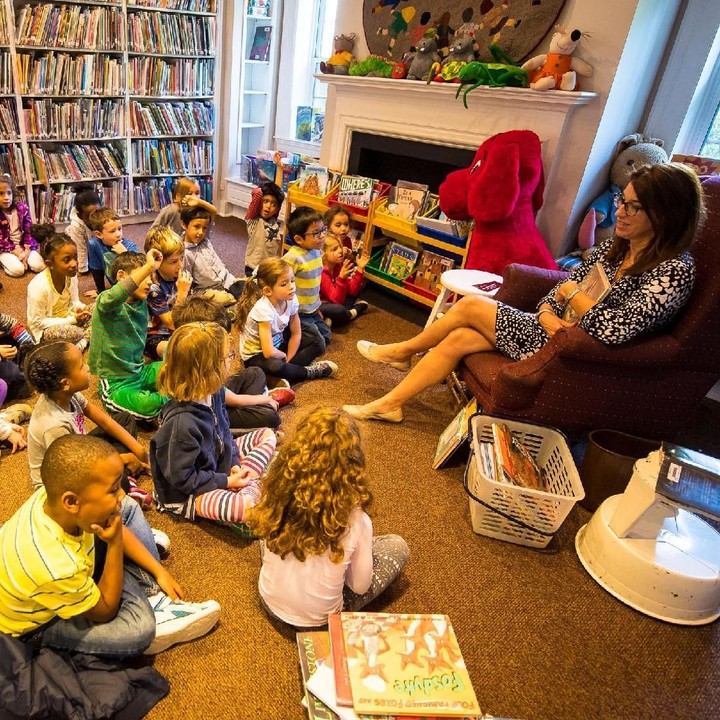 Di Avenues The World School yang biaya Rp 667 juta, anak-anak diajak diskusi seperti di foto ini. (Foto: Facebook/ AvenuesTheWorldSchool)
