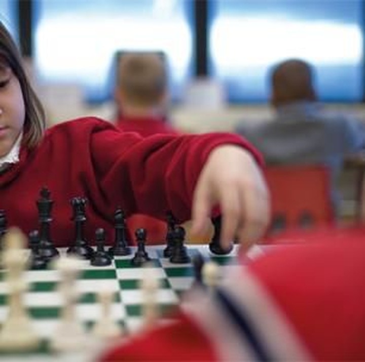 <div>Ini adalah kegiatan di British International School yang biayanya Rp 615 juta per tahun. Keren ya, kecil-kecil sudah pandai bermain catur. Kira-kira kita kalah nggak ya kalau lawan dia? (Foto: bis-ny.org)</div><div> </div>