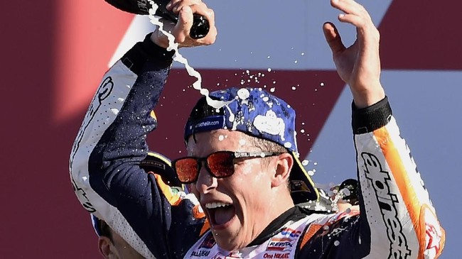 Marc Marquez mengungkapkan nyaris gagal juara MotoGP di Valencia. Pebalap Repsol Honda itu hampir saja terjatuh di lap ke-23 atau Tikungan 1.